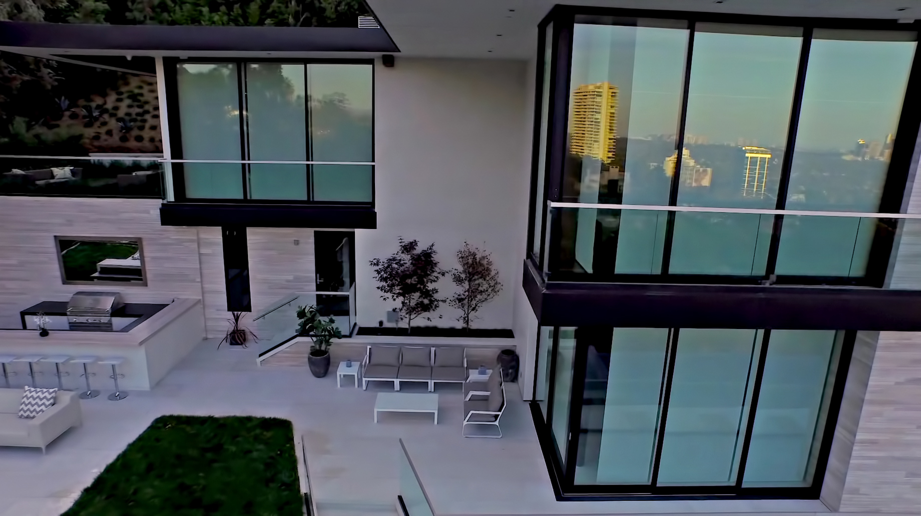 A Luxurious Modern Home with Infinity Pool and Stunning City Views of Los Angeles by Evan Gaskin (14)