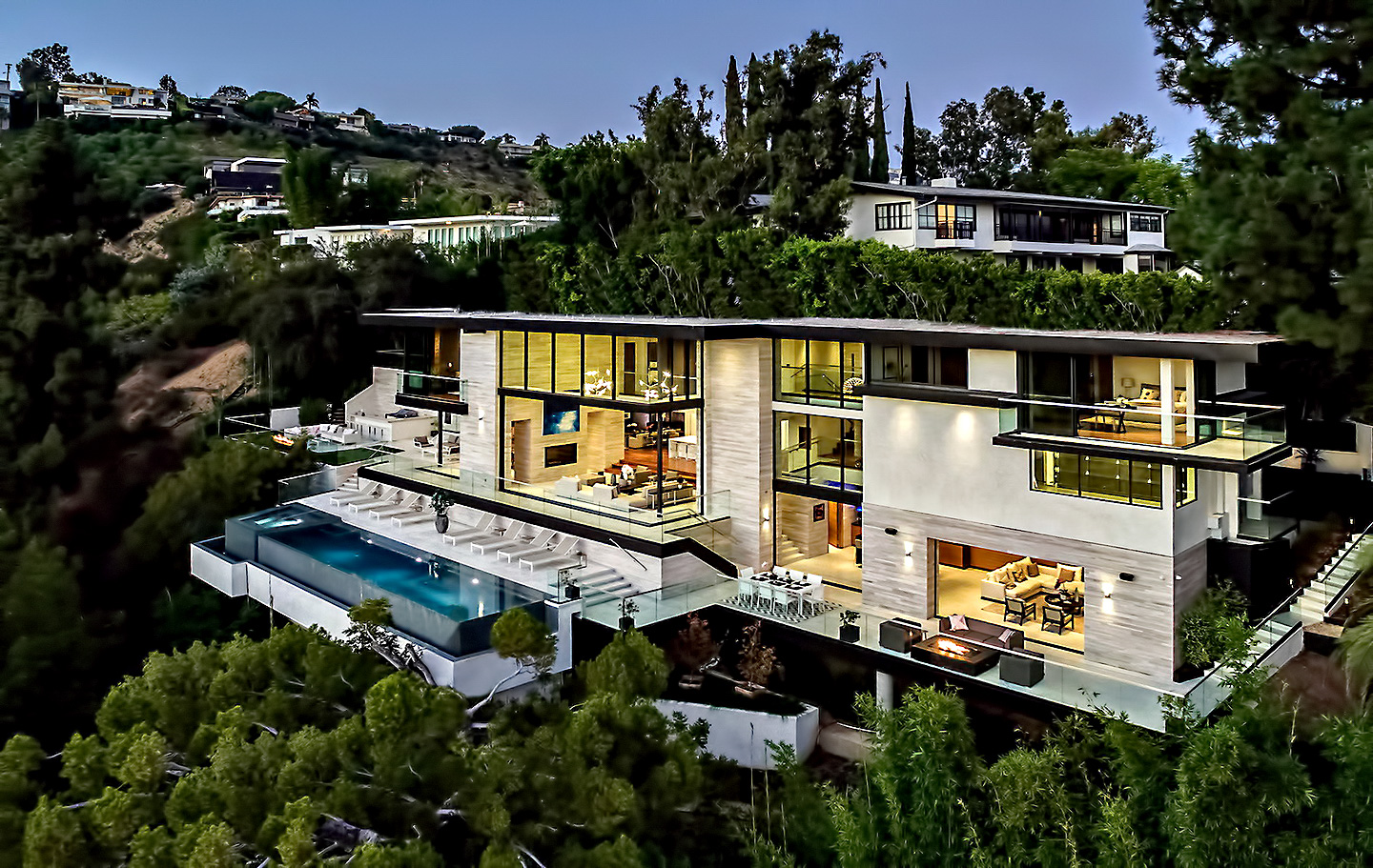 A Luxurious Modern Home with Infinity Pool and Stunning City Views of Los Angeles by Evan Gaskin (31)