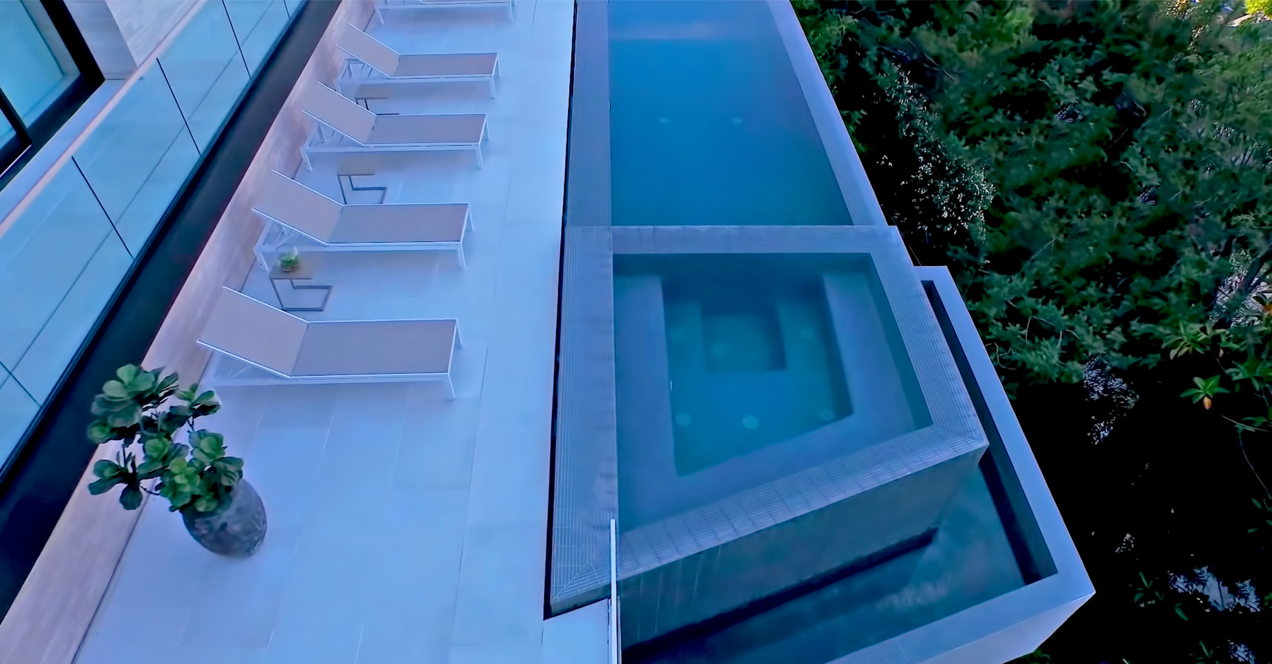 A Luxurious Modern Home with Infinity Pool and Stunning City Views of Los Angeles by Evan Gaskin (47)
