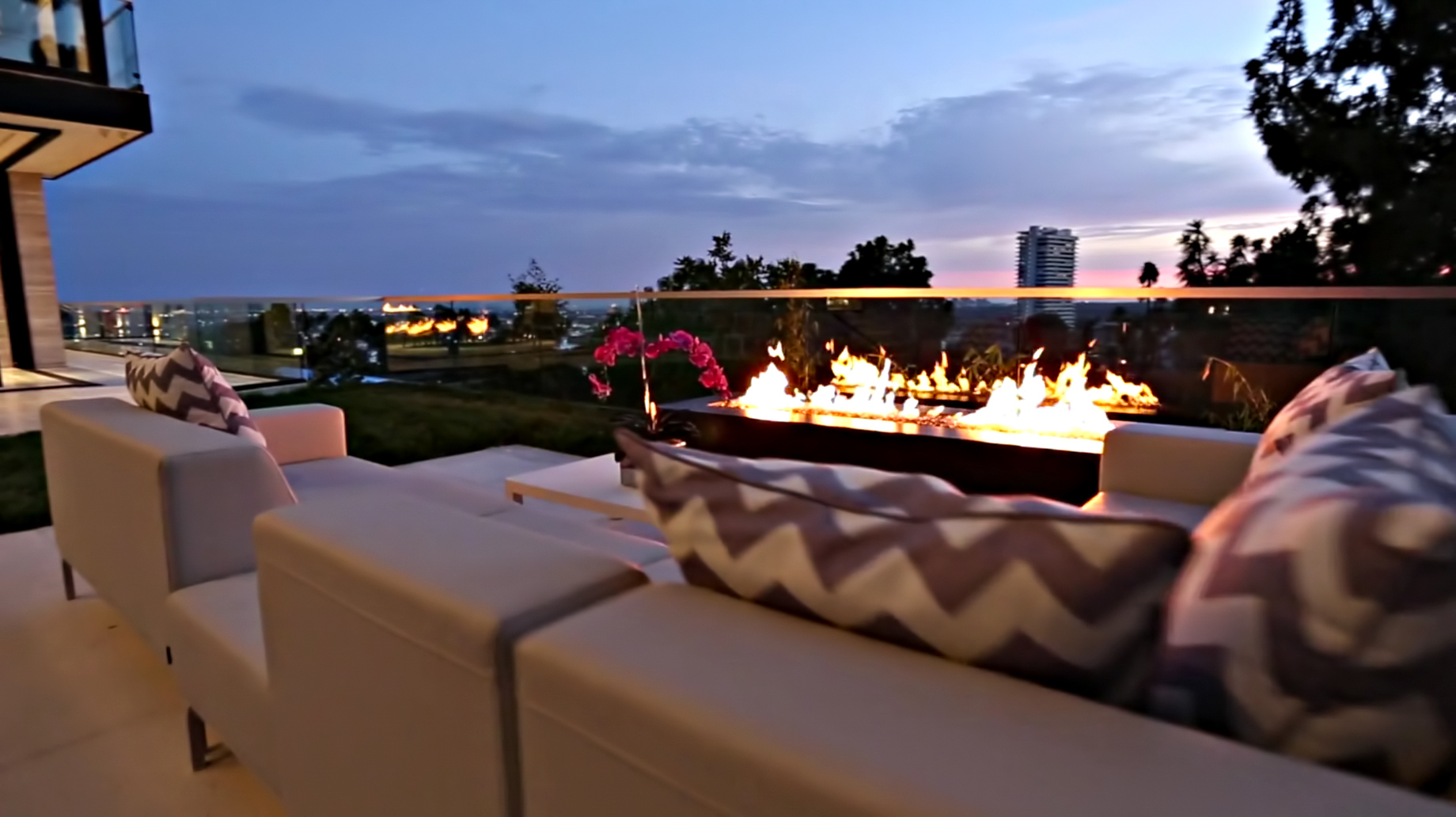 A Luxurious Modern Home with Infinity Pool and Stunning City Views of Los Angeles by Evan Gaskin (48)
