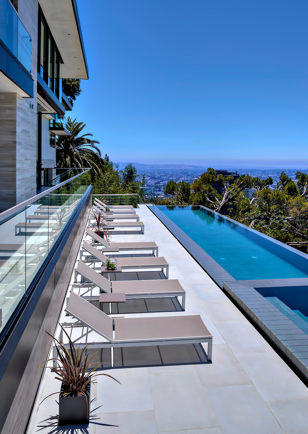 A Luxurious Modern Home with Infinity Pool and Stunning City Views of Los Angeles by Evan Gaskin (9)