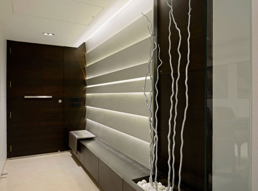 A Luxurious Modern House with Striking and Comfortable Interiors in Mumbai,India by Evolve (4)
