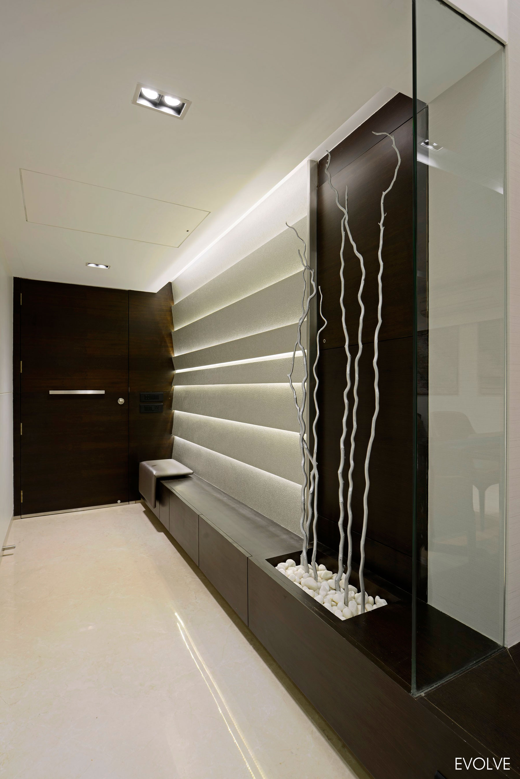 A Luxurious Modern House with Striking and Comfortable Interiors in Mumbai,India by Evolve (4)