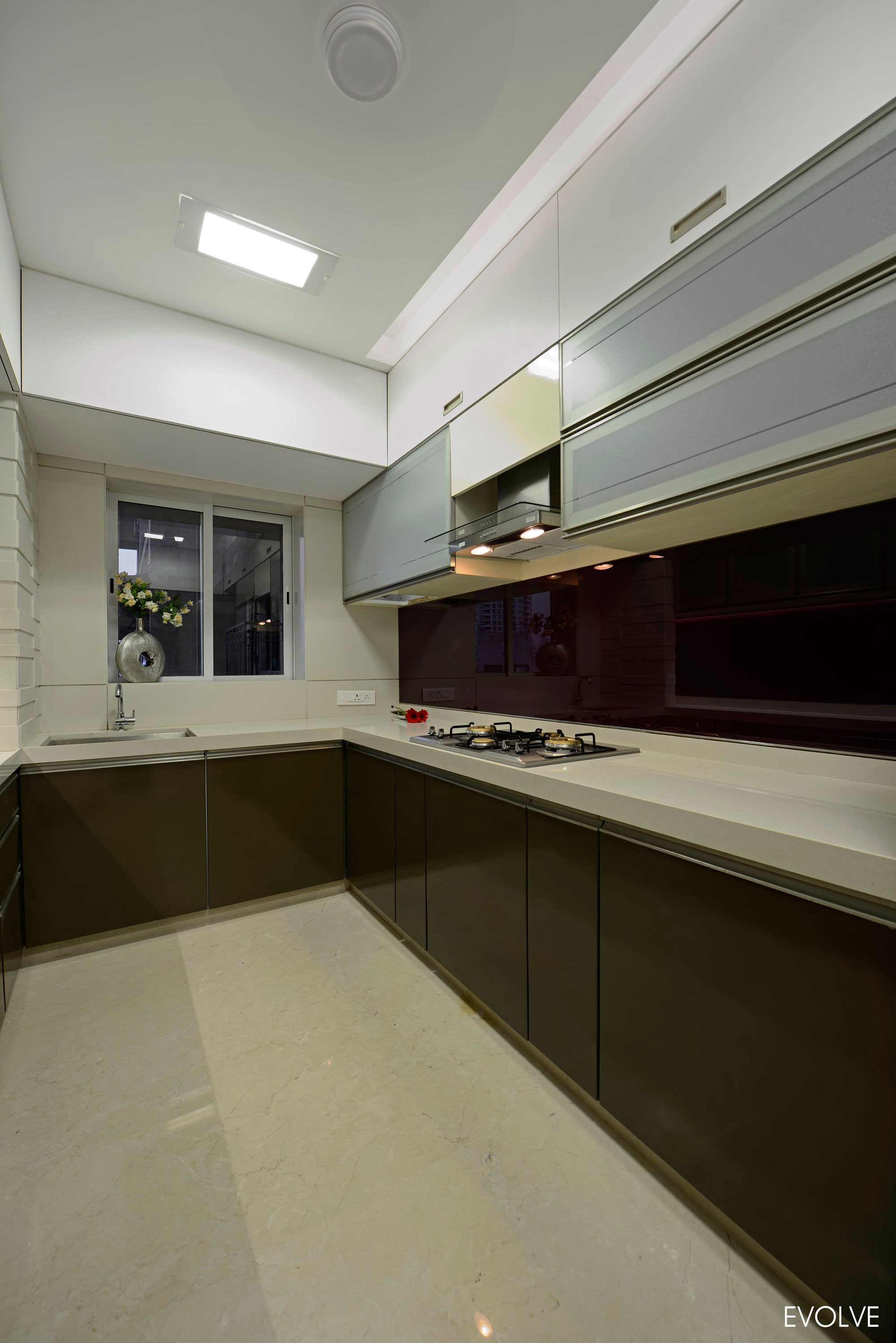 A Luxurious Modern House with Striking and Comfortable Interiors in Mumbai,India by Evolve (5)