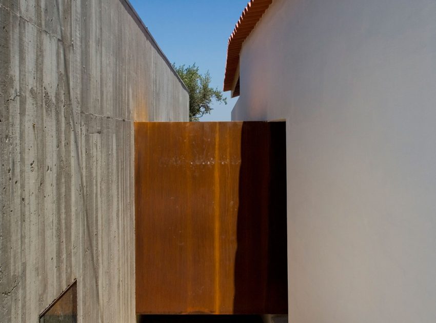 A Minimalist House with Clean Lines and Natural Light in Chamusca, Portugal by João Mendes Ribeiro (11)