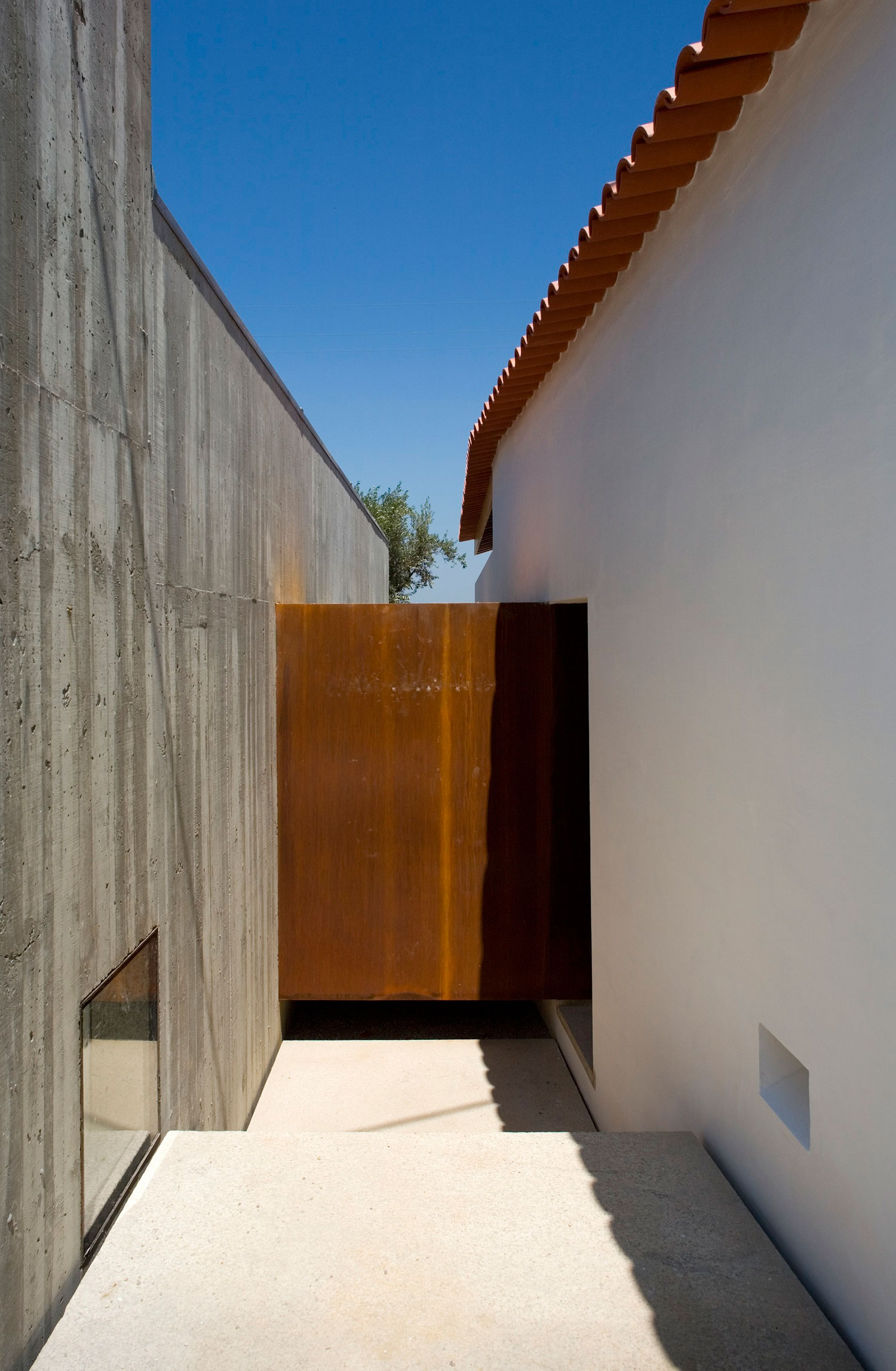 A Minimalist House with Clean Lines and Natural Light in Chamusca, Portugal by João Mendes Ribeiro (11)