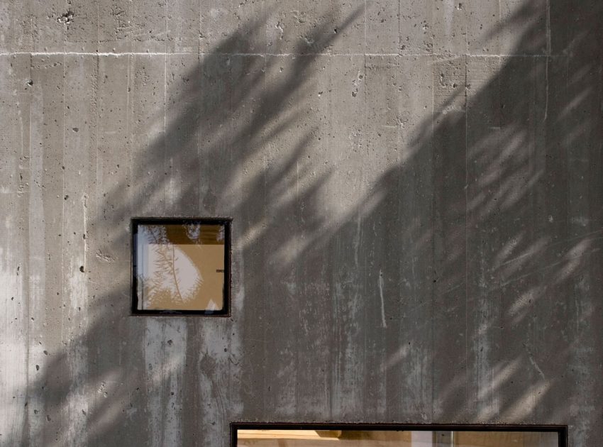 A Minimalist House with Clean Lines and Natural Light in Chamusca, Portugal by João Mendes Ribeiro (12)