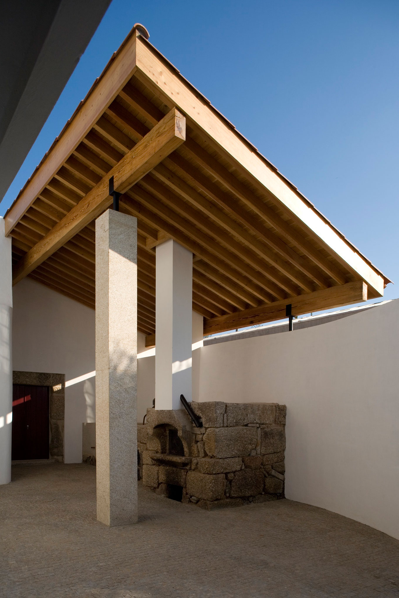A Minimalist House with Clean Lines and Natural Light in Chamusca, Portugal by João Mendes Ribeiro (13)