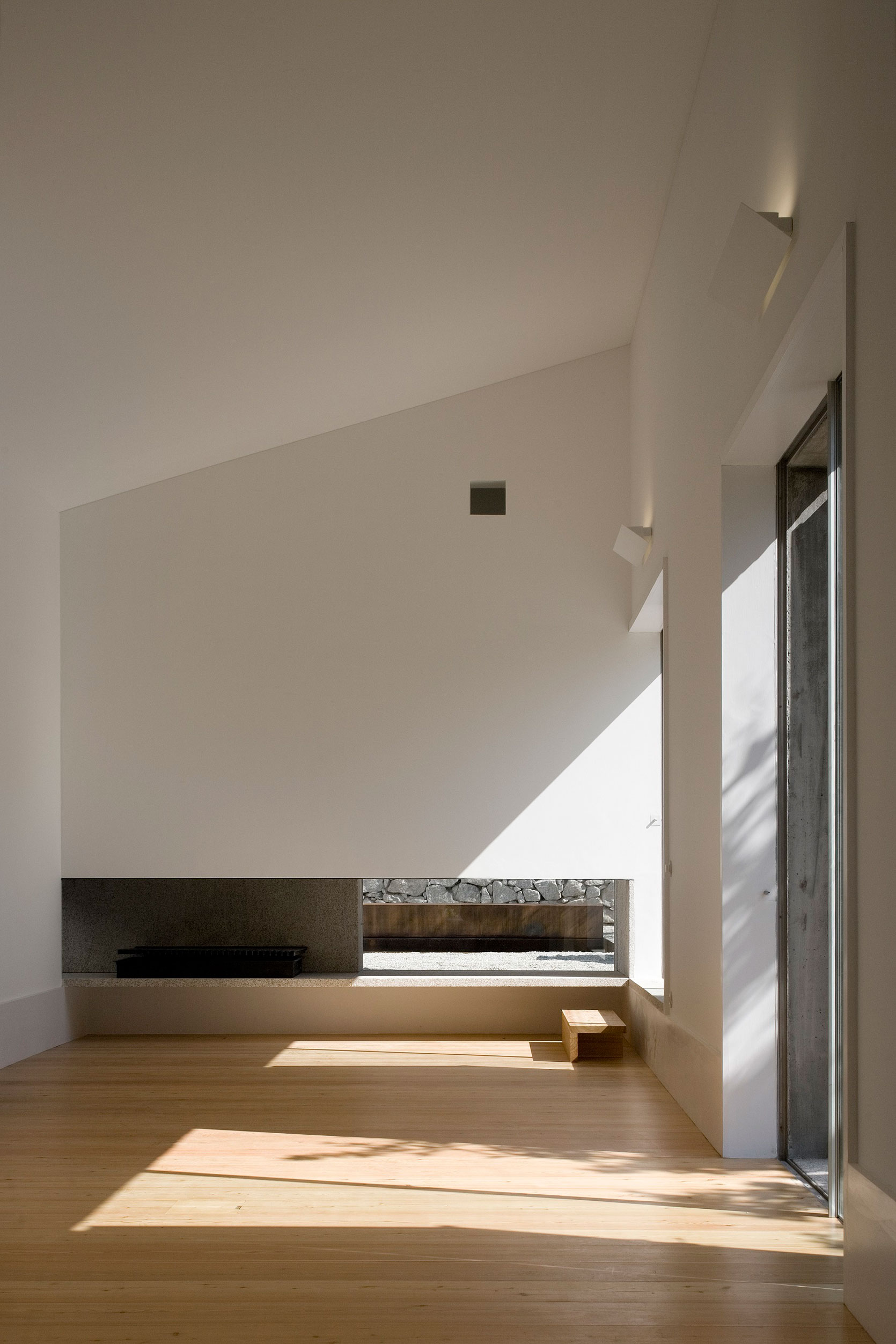 A Minimalist House with Clean Lines and Natural Light in Chamusca, Portugal by João Mendes Ribeiro (22)