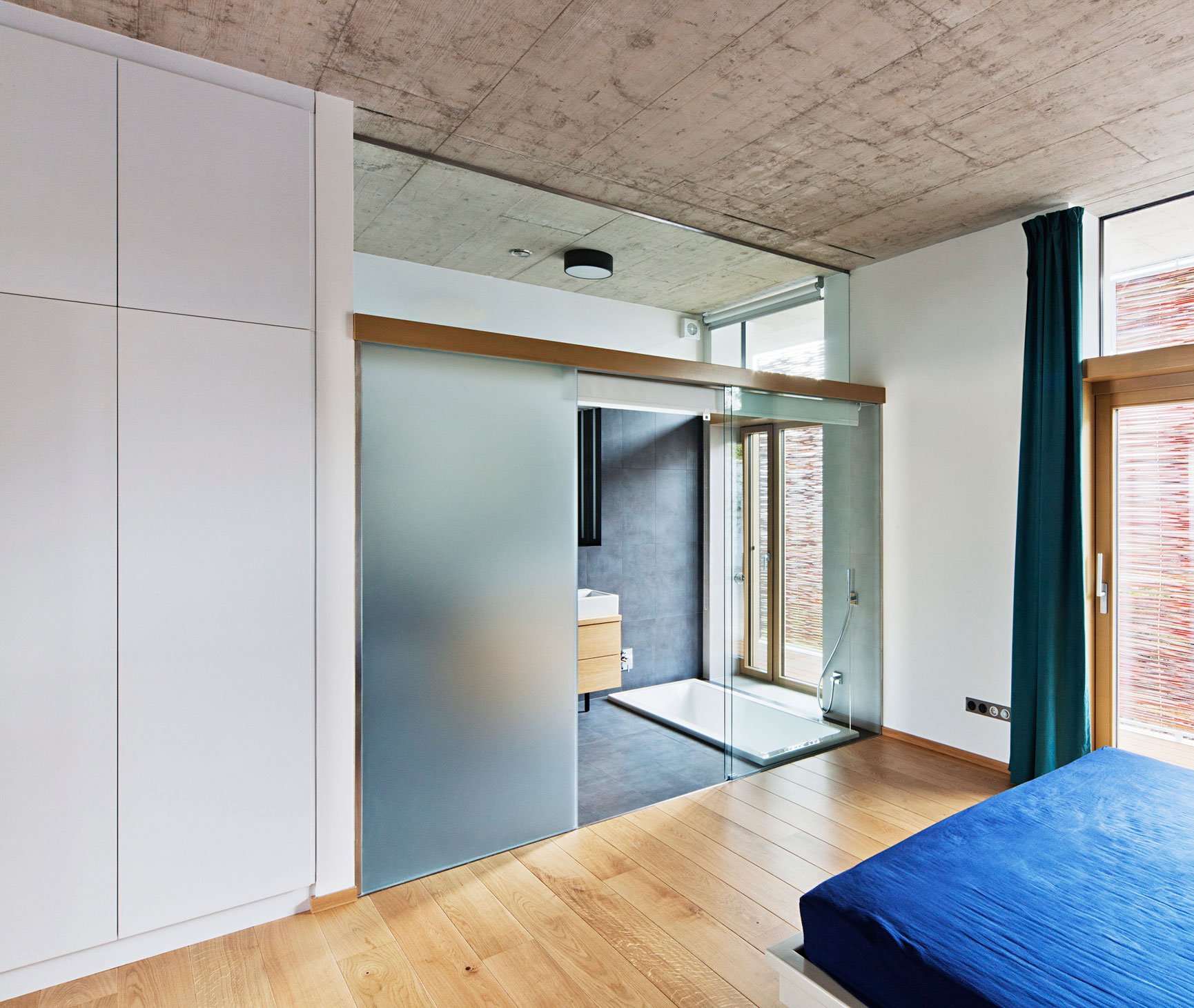 A Modern Rectangular House Impresses with a Splendid Interior and Exterior in Debrecen, Hungary by Sporaarchitects (15)