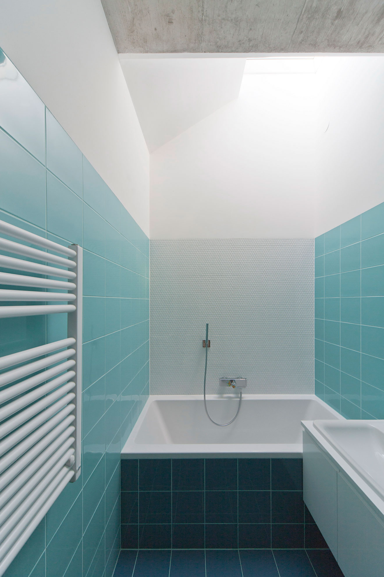 A Modern Rectangular House Impresses with a Splendid Interior and Exterior in Debrecen, Hungary by Sporaarchitects (18)