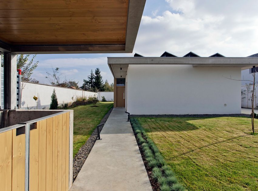 A Modern Rectangular House Impresses with a Splendid Interior and Exterior in Debrecen, Hungary by Sporaarchitects (9)