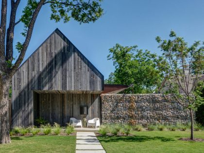 A Modest Single-Family House Made of Recycled Materials in Dallas by Buchanan Architecture (1)