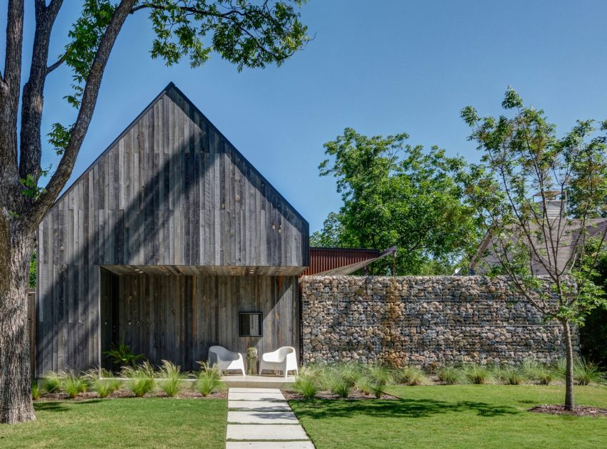 A Modest Single-Family House Made of Recycled Materials in Dallas by Buchanan Architecture (1)