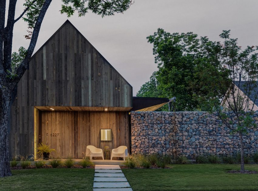 A Modest Single-Family House Made of Recycled Materials in Dallas by Buchanan Architecture (12)