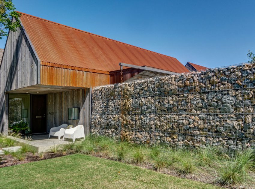 A Modest Single-Family House Made of Recycled Materials in Dallas by Buchanan Architecture (2)