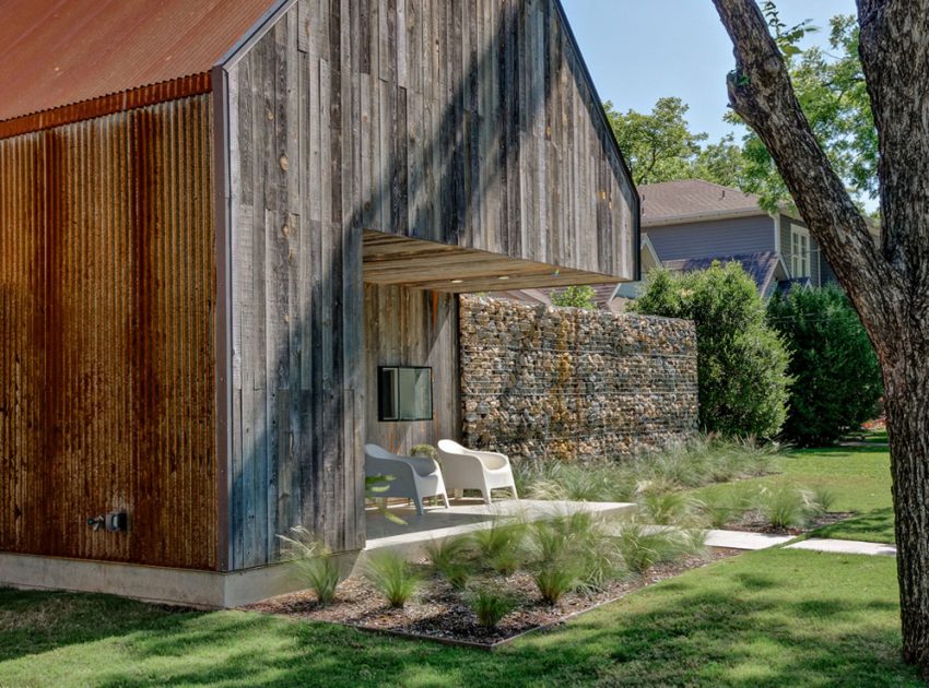 A Modest Single-Family House Made of Recycled Materials in Dallas by Buchanan Architecture (3)