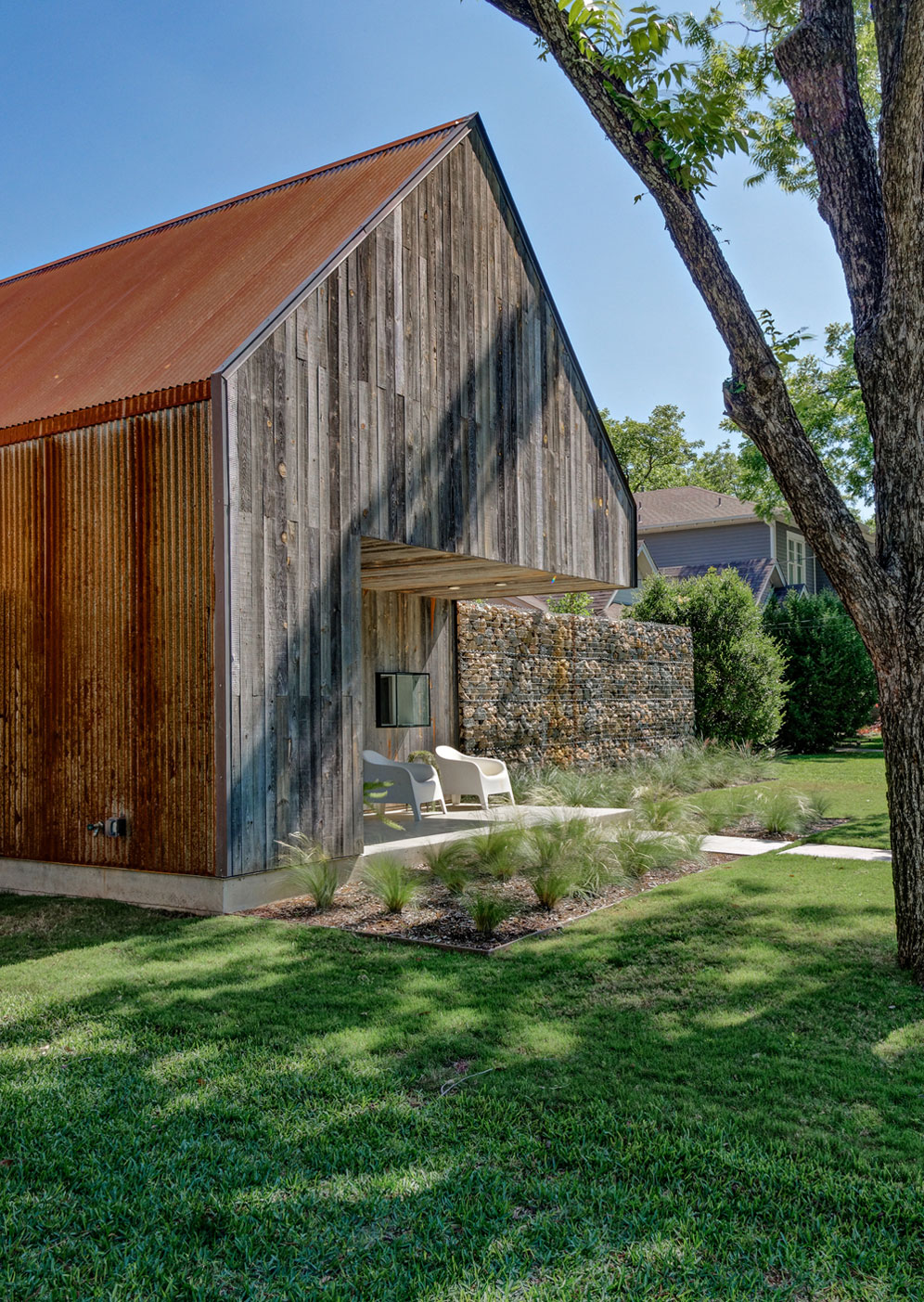 A Modest Single-Family House Made of Recycled Materials in Dallas by Buchanan Architecture (3)