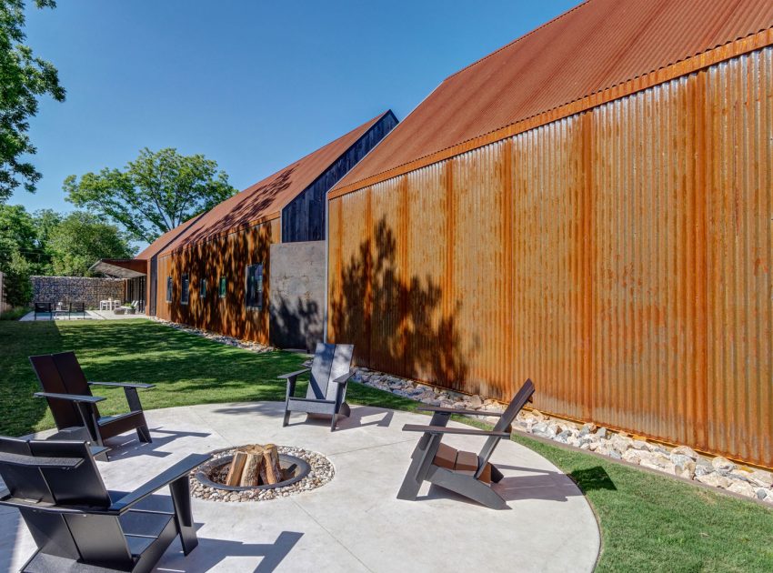 A Modest Single-Family House Made of Recycled Materials in Dallas by Buchanan Architecture (4)