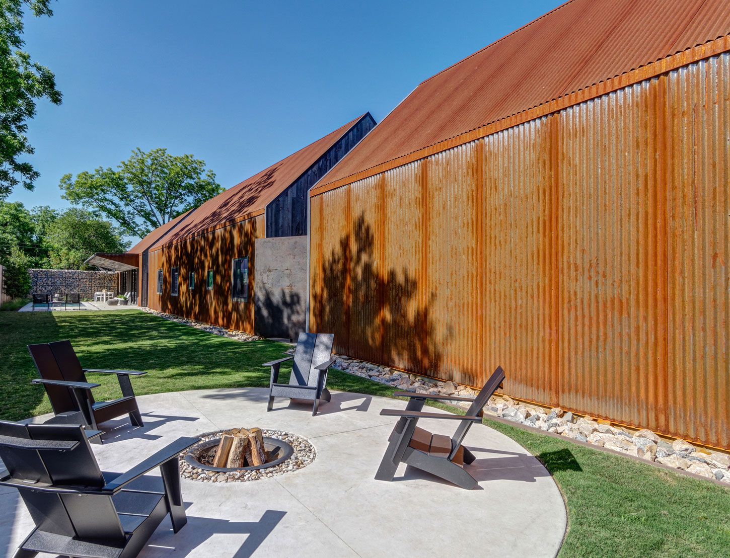 A Modest Single-Family House Made of Recycled Materials in Dallas by Buchanan Architecture (4)