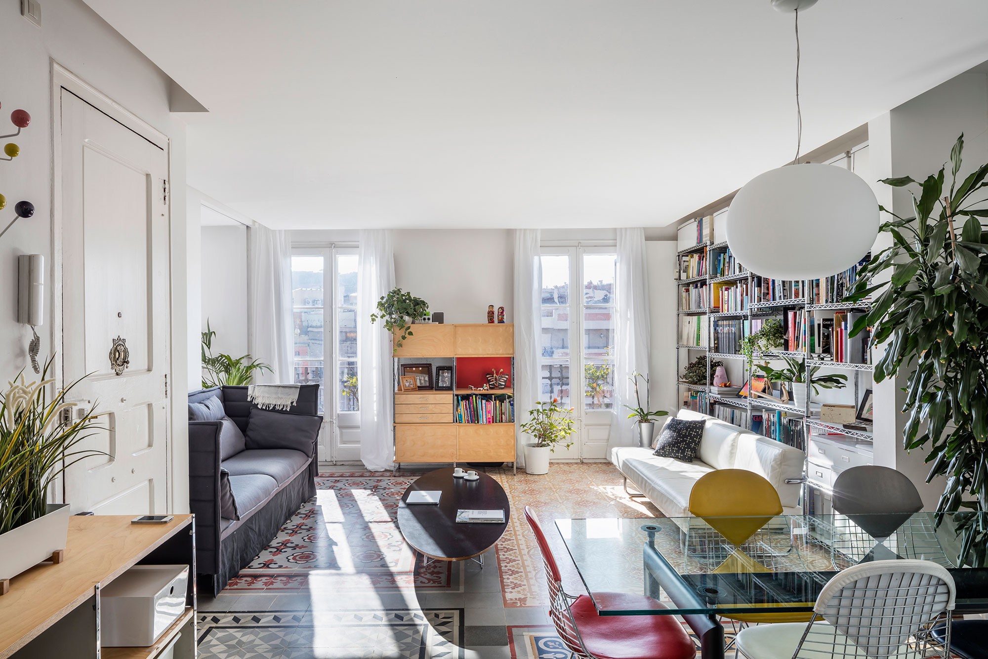 A Peaceful and Comfortable Apartment with Bright Environment in Eixample, Barcelona by NARCH (1)