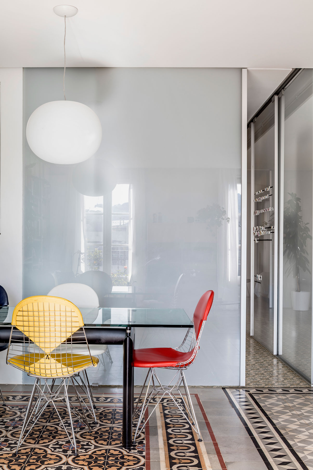 A Peaceful and Comfortable Apartment with Bright Environment in Eixample, Barcelona by NARCH (4)