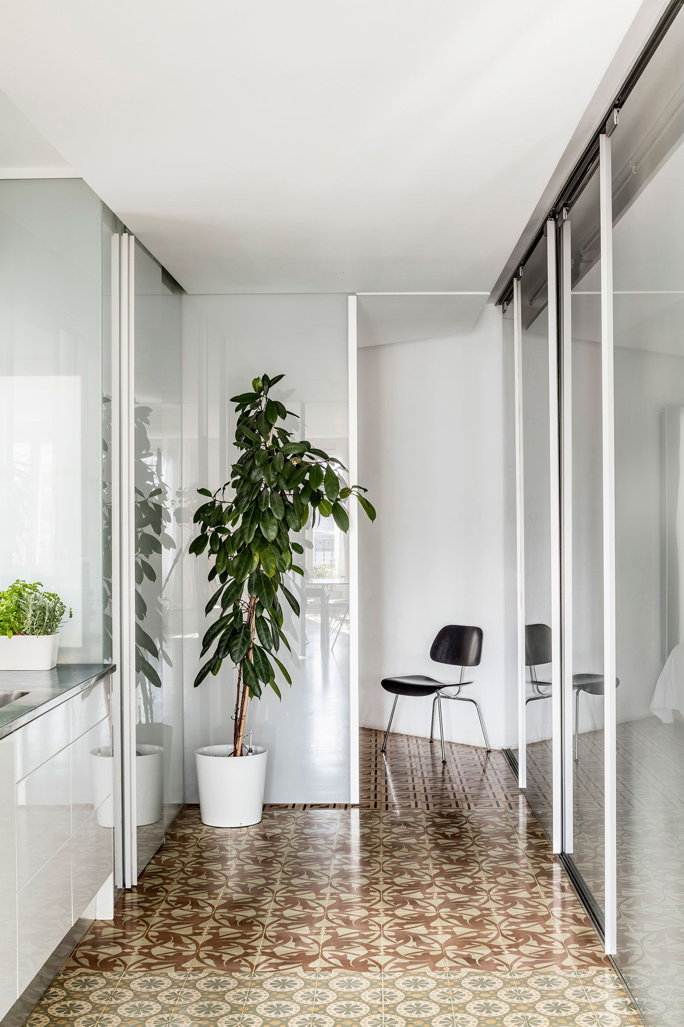 A Peaceful and Comfortable Apartment with Bright Environment in Eixample, Barcelona by NARCH (5)