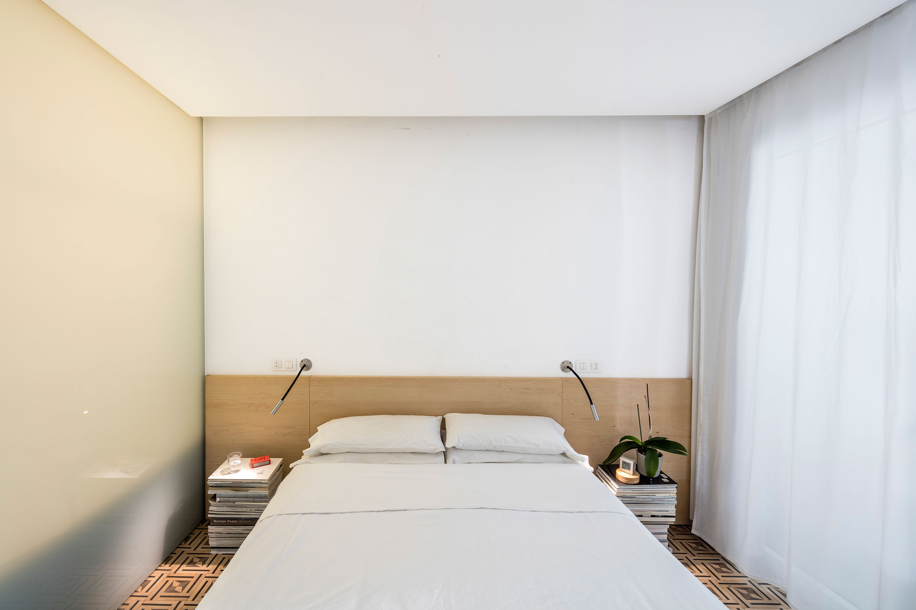 A Peaceful and Comfortable Apartment with Bright Environment in Eixample, Barcelona by NARCH (8)