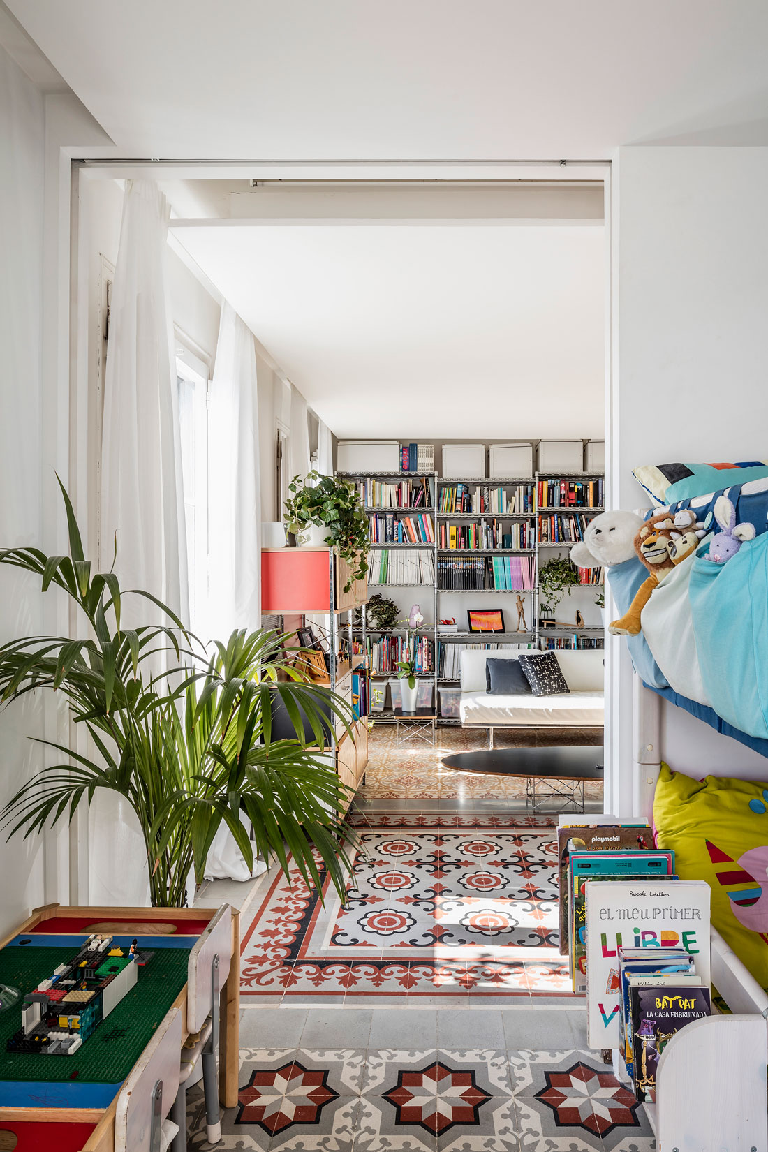 A Peaceful and Comfortable Apartment with Bright Environment in Eixample, Barcelona by NARCH (9)