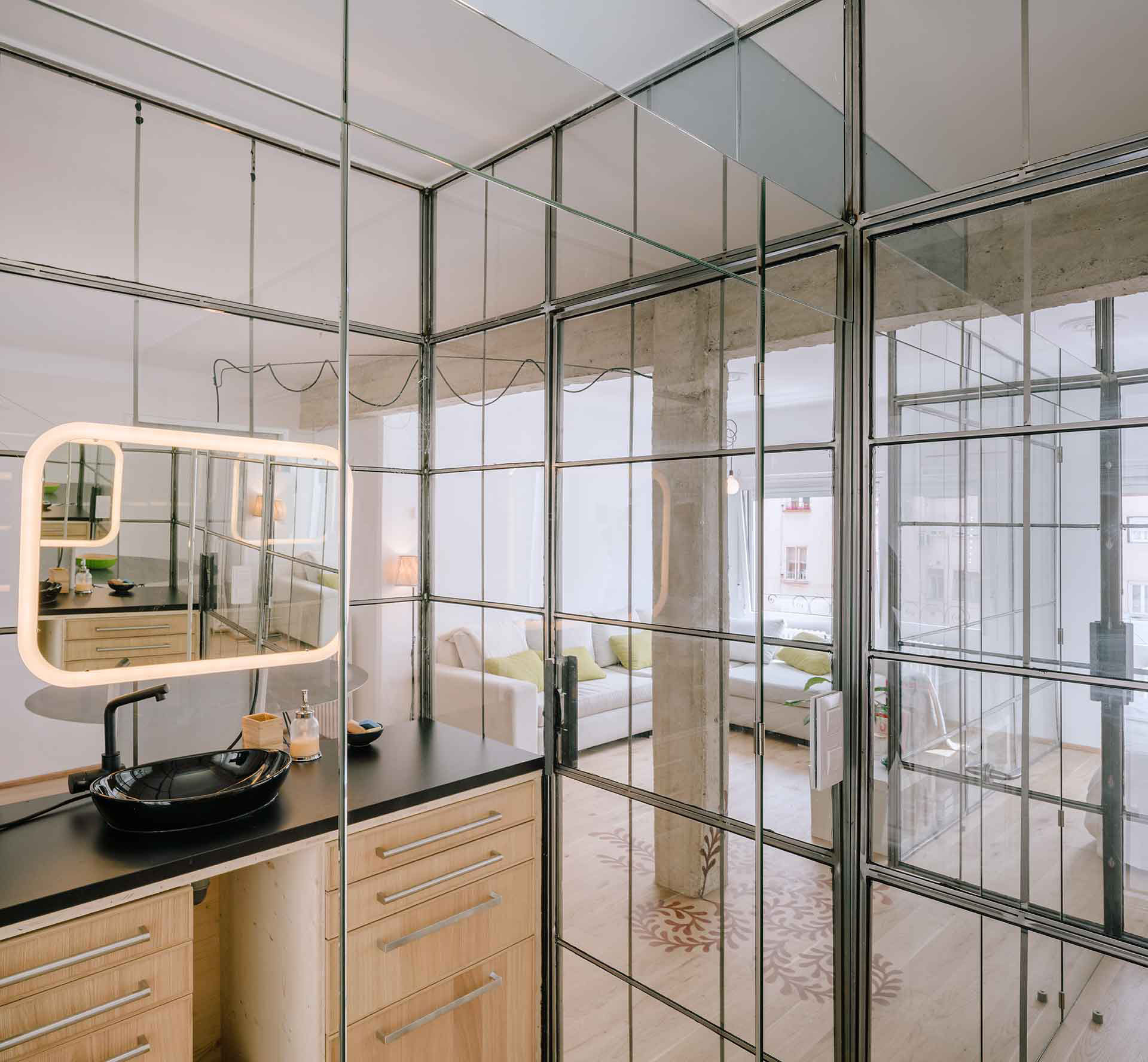 A Simple and Comfortable Apartment for a Single Woman in Madrid, Spain by Manuel Omaña (11)