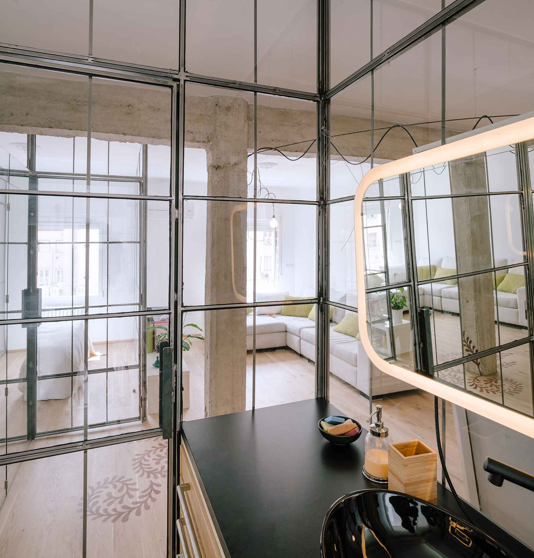 A Simple and Comfortable Apartment for a Single Woman in Madrid, Spain by Manuel Omaña (13)