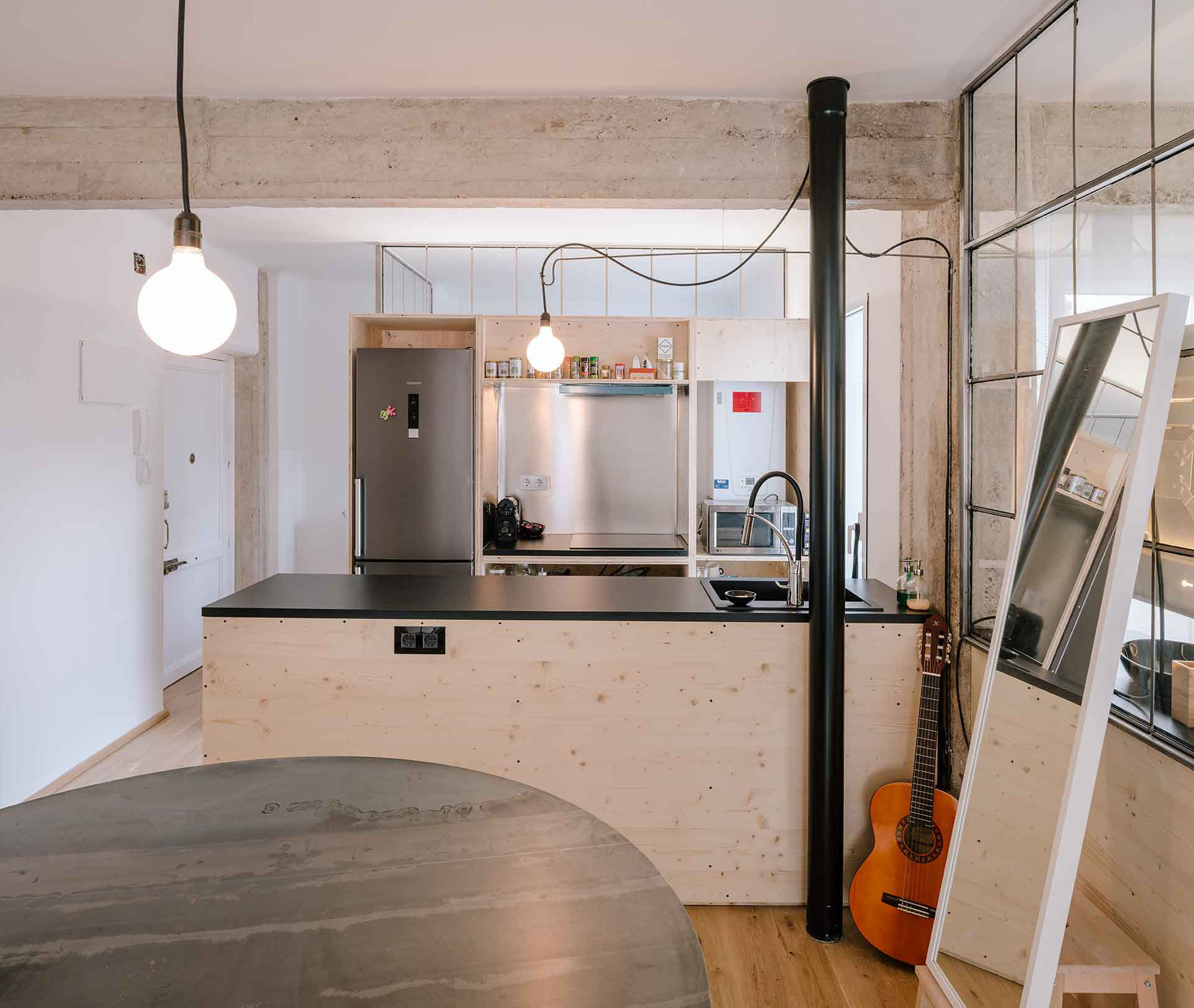 A Simple and Comfortable Apartment for a Single Woman in Madrid, Spain by Manuel Omaña (5)