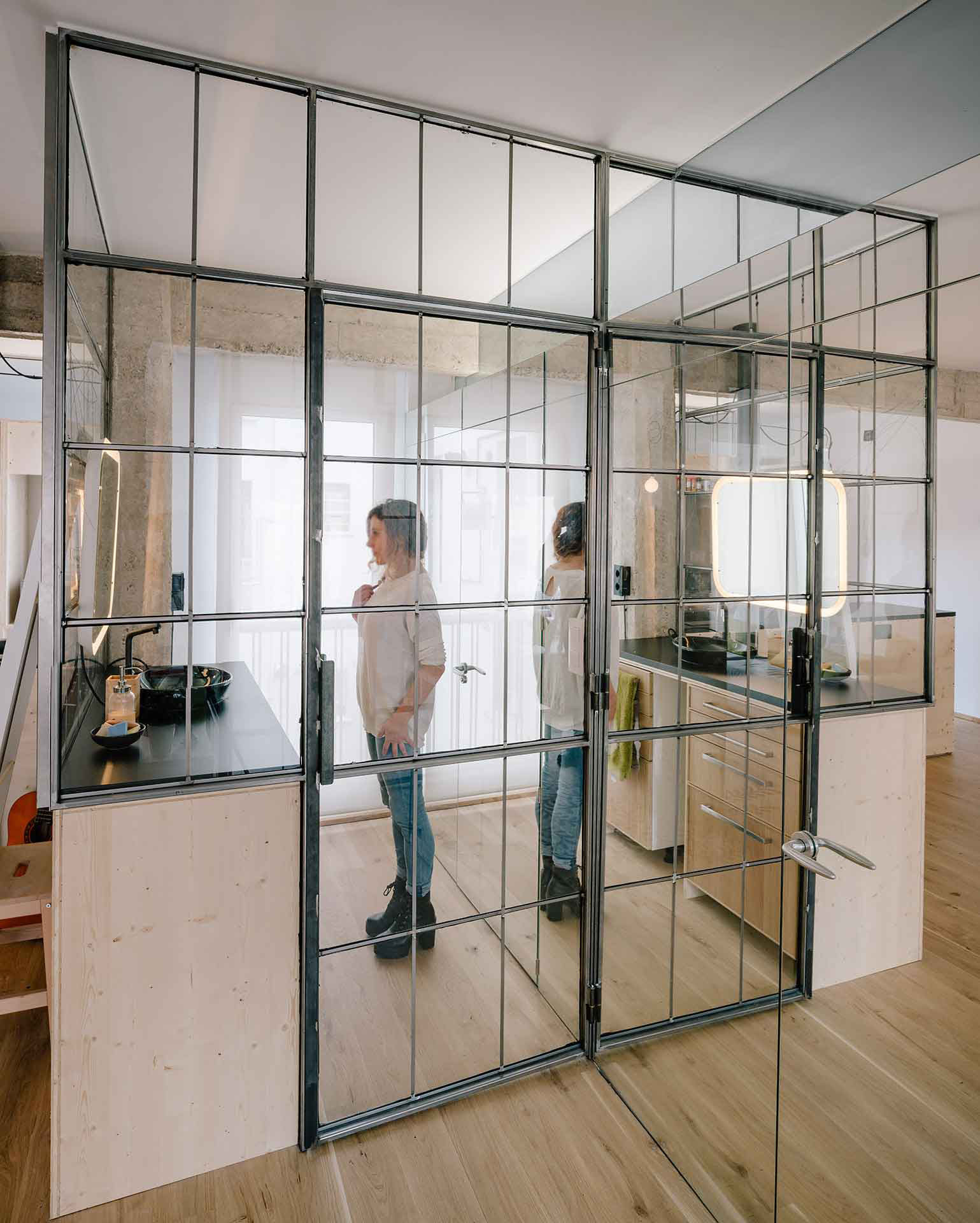 A Simple and Comfortable Apartment for a Single Woman in Madrid, Spain by Manuel Omaña (9)
