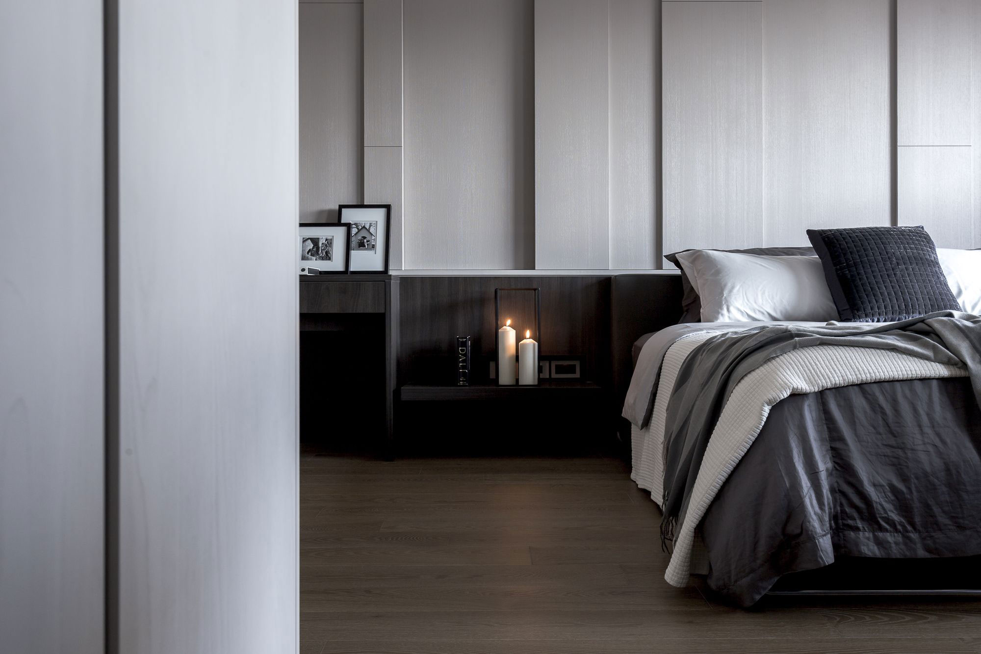 A Simple and Elegant Contemporary Apartment in Taipei City, Taiwan by Taipei Base Design Center (23)