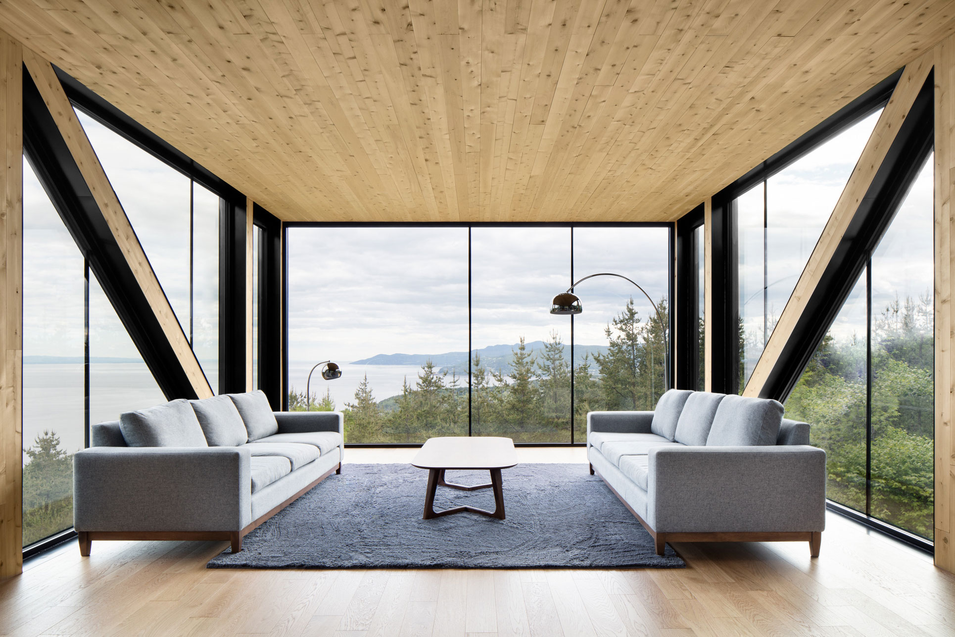 A Simple and Elegant House with Spectacular 360 Degree Views in Charlevoix by ACDF Architecture (10)