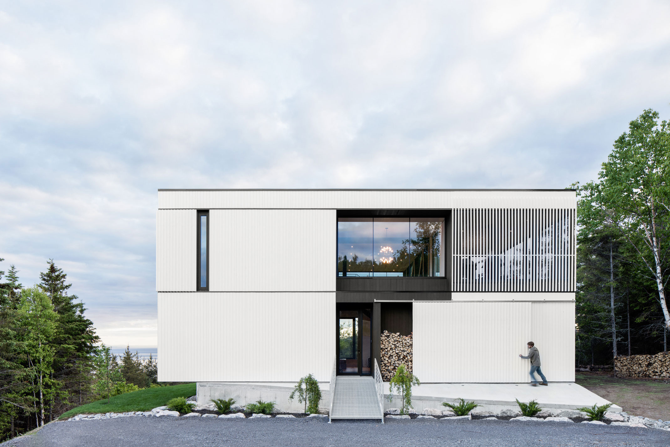 A Simple and Elegant House with Spectacular 360 Degree Views in Charlevoix by ACDF Architecture (4)