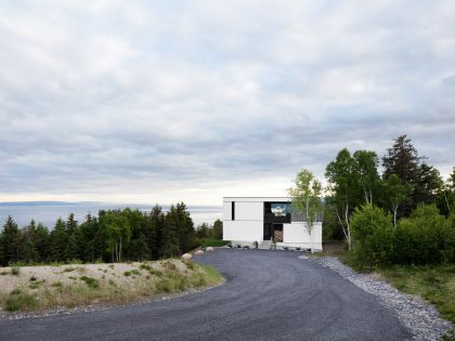A Simple and Elegant House with Spectacular 360 Degree Views in Charlevoix by ACDF Architecture (5)
