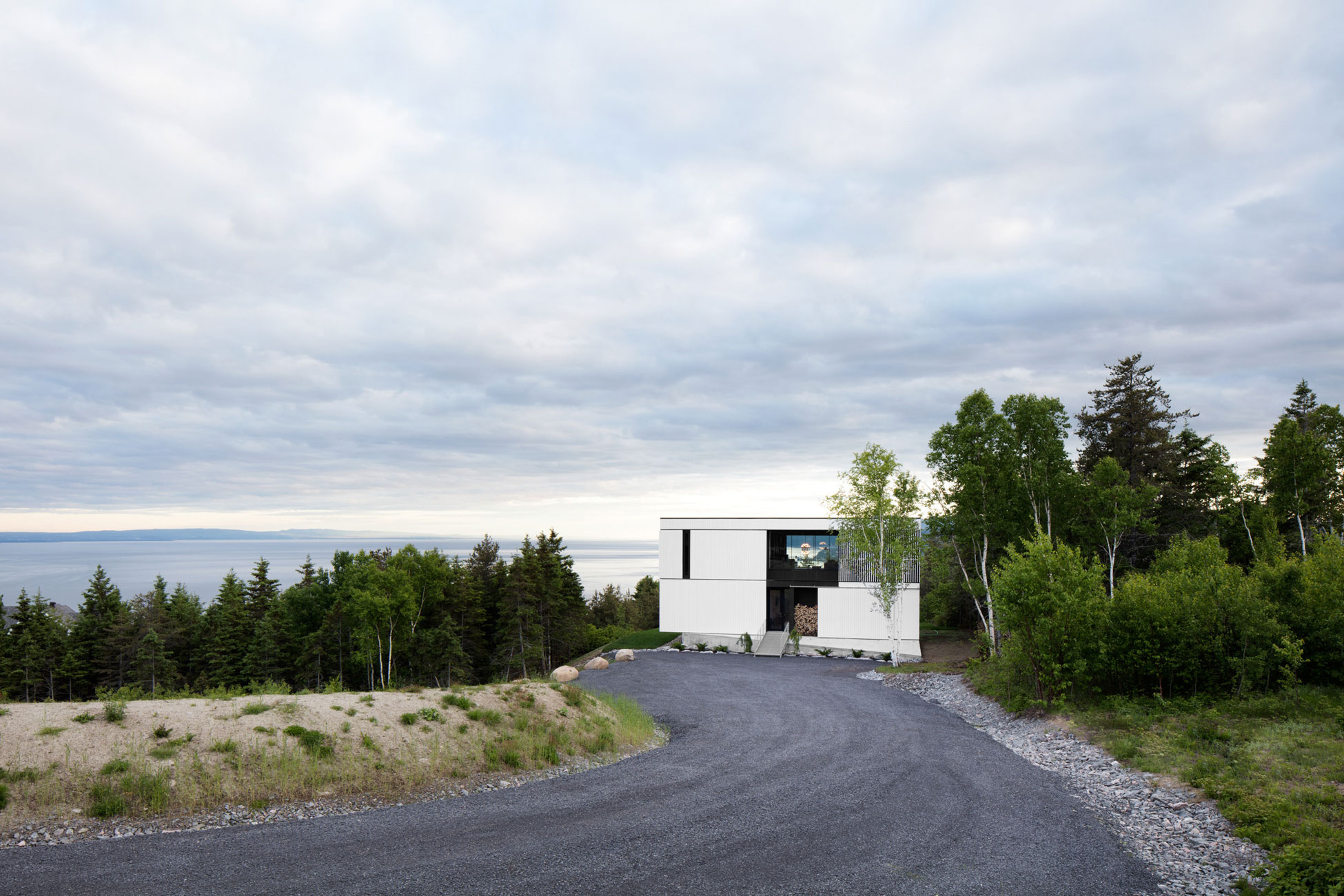 A Simple and Elegant House with Spectacular 360 Degree Views in Charlevoix by ACDF Architecture (5)