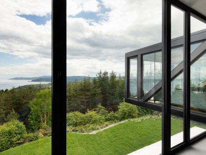 A Simple and Elegant House with Spectacular 360 Degree Views in Charlevoix by ACDF Architecture (7)