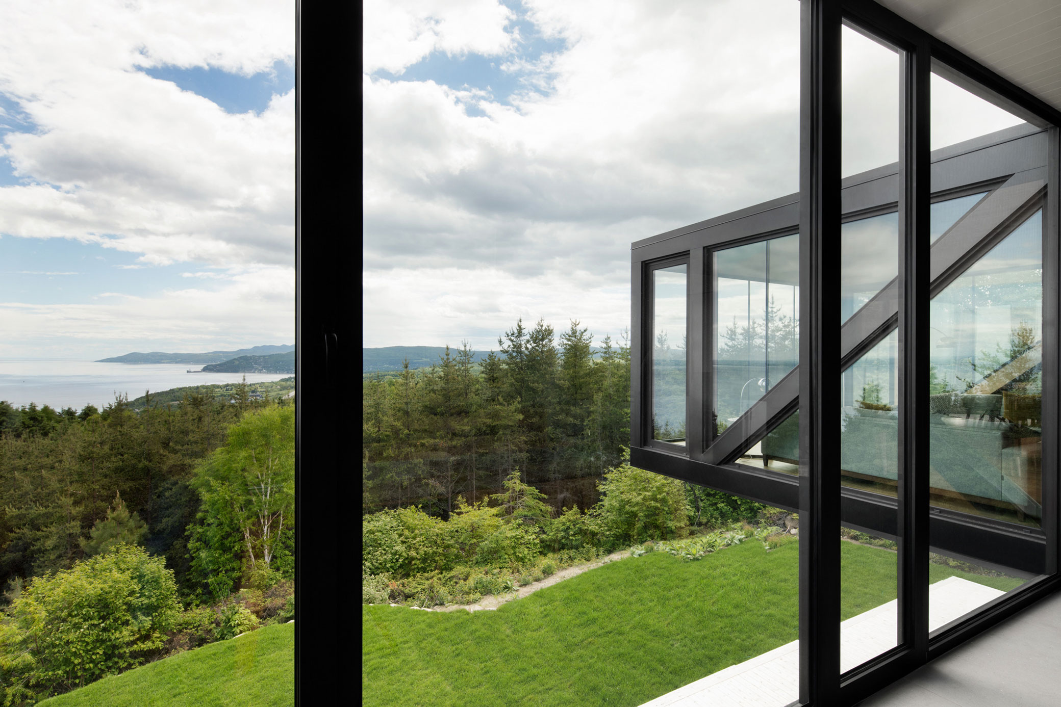 A Simple and Elegant House with Spectacular 360 Degree Views in Charlevoix by ACDF Architecture (7)