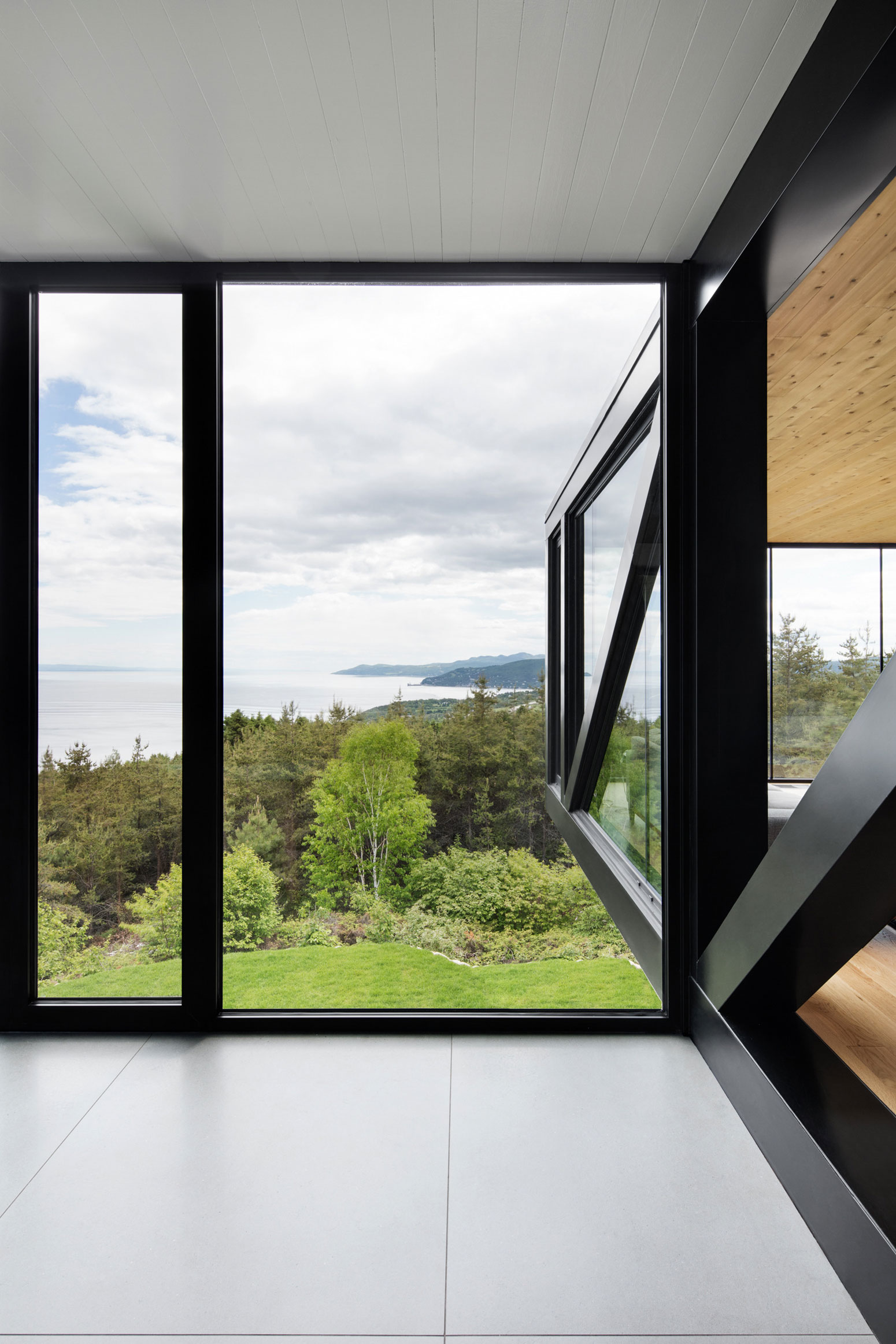 A Simple and Elegant House with Spectacular 360 Degree Views in Charlevoix by ACDF Architecture (8)