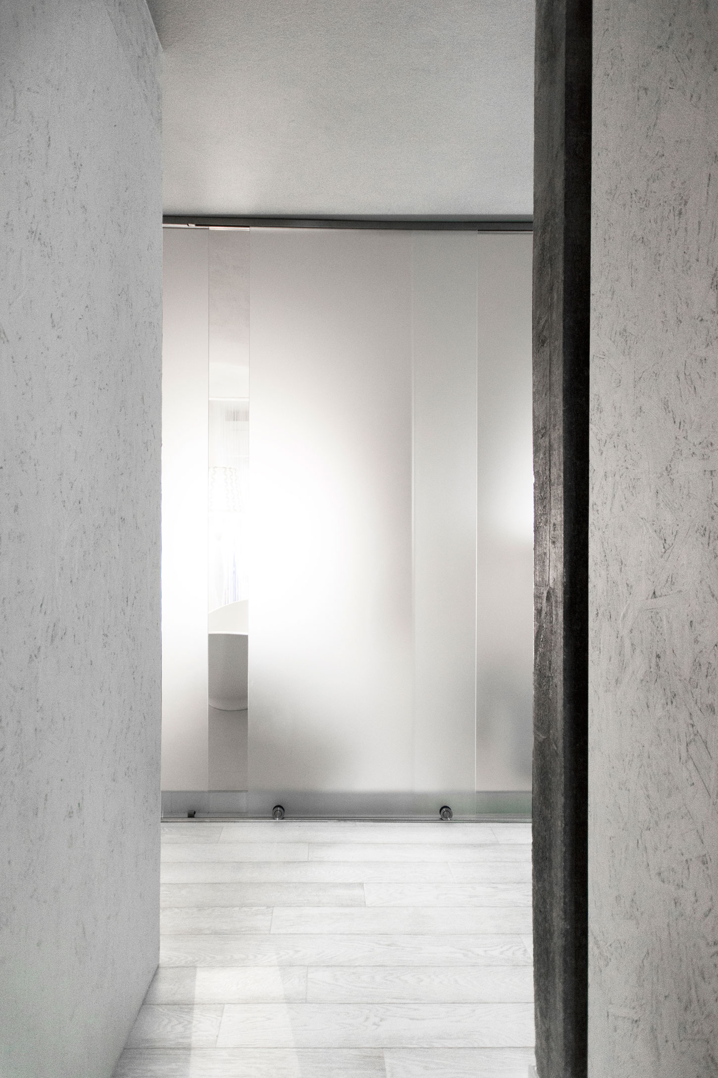 A Small Contemporary Home in White in San Miniato, Italy by LDA.iMdA Associated Architects (11)