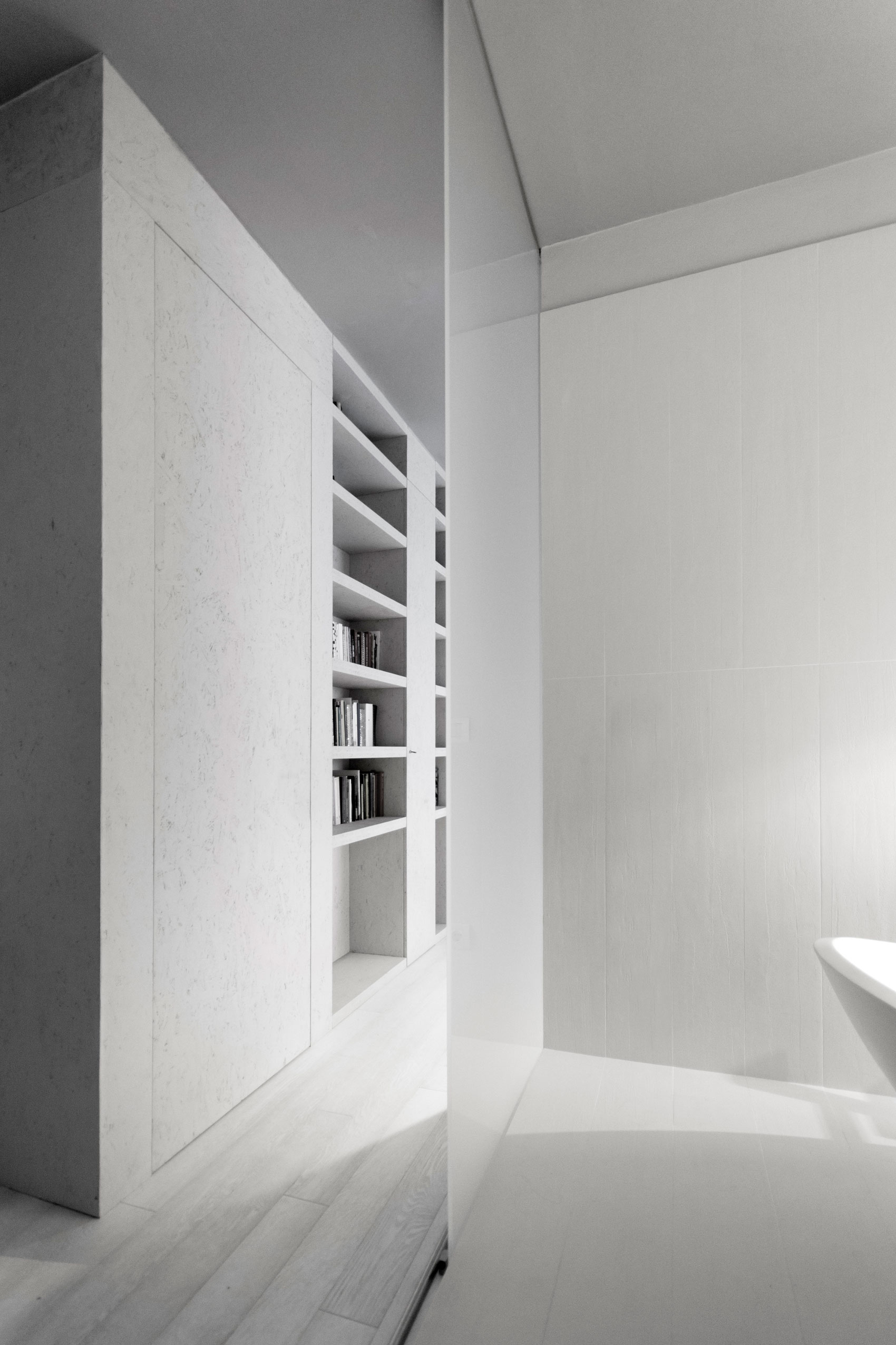 A Small Contemporary Home in White in San Miniato, Italy by LDA.iMdA Associated Architects (14)