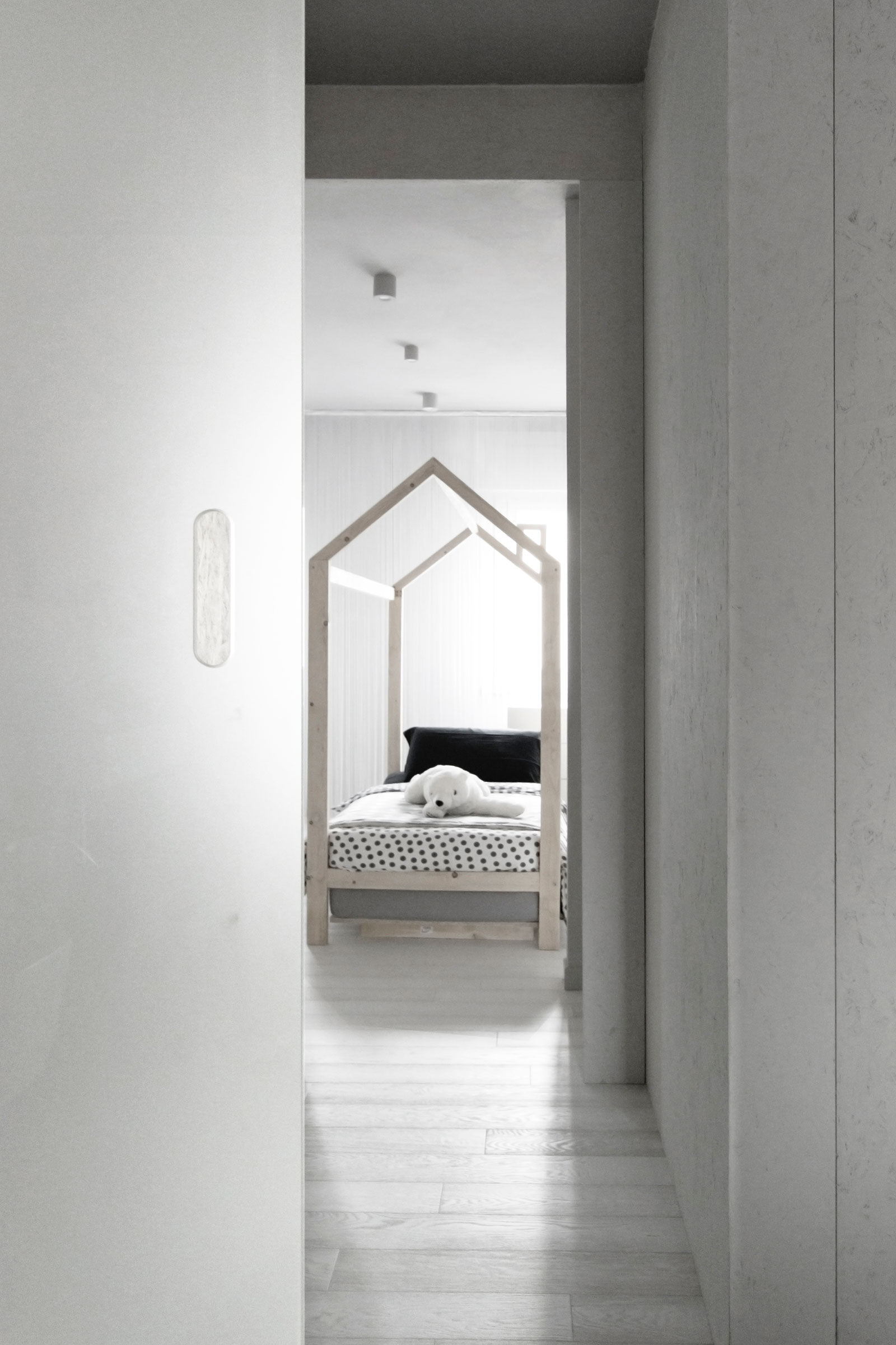 A Small Contemporary Home in White in San Miniato, Italy by LDA.iMdA Associated Architects (8)