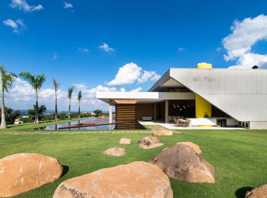 A Smooth and Elegant Contemporary Home with Stunning Views in Itupeva, Brazil by Gustavo Arbex (10)