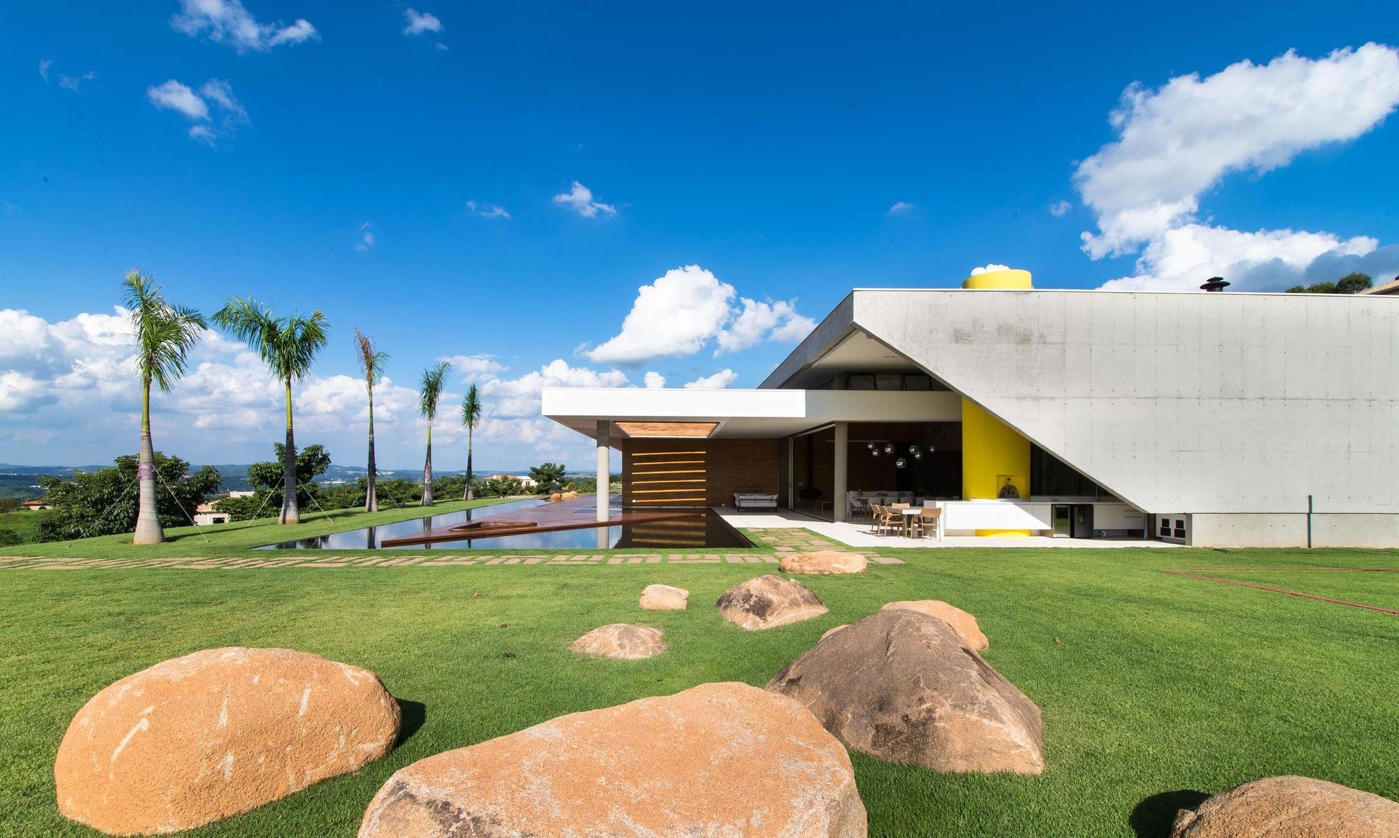 A Smooth and Elegant Contemporary Home with Stunning Views in Itupeva, Brazil by Gustavo Arbex (10)