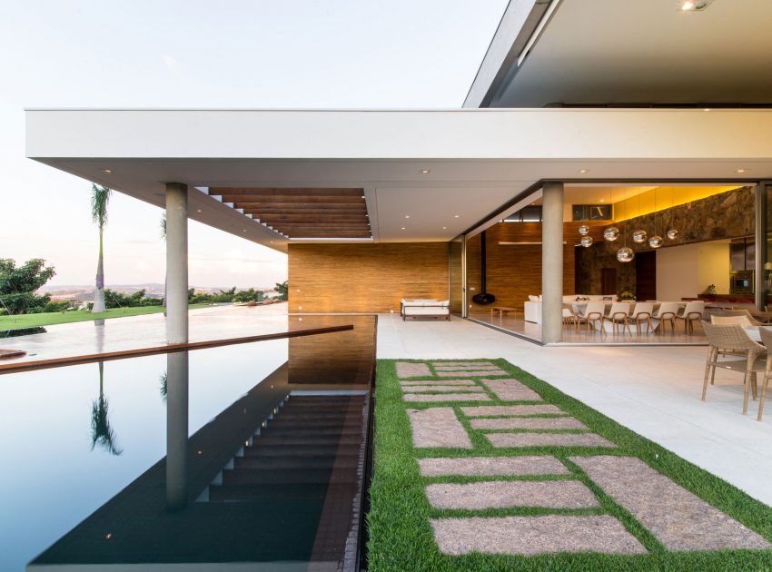 A Smooth and Elegant Contemporary Home with Stunning Views in Itupeva, Brazil by Gustavo Arbex (12)