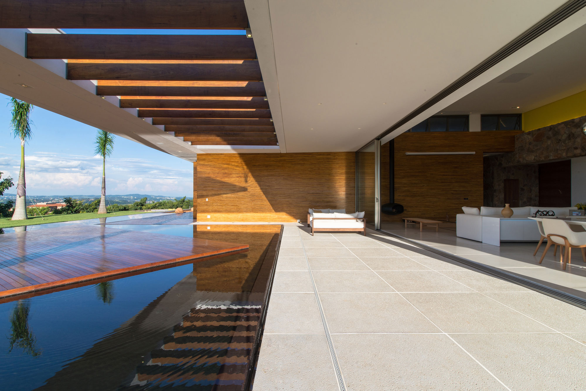 A Smooth and Elegant Contemporary Home with Stunning Views in Itupeva, Brazil by Gustavo Arbex (13)