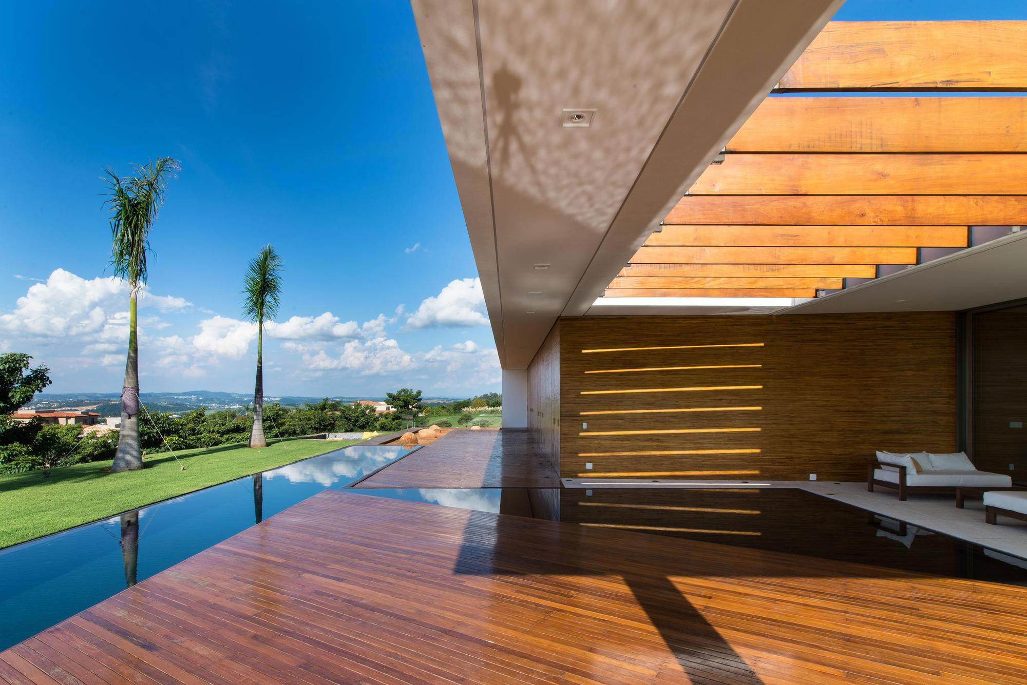 A Smooth and Elegant Contemporary Home with Stunning Views in Itupeva, Brazil by Gustavo Arbex (15)