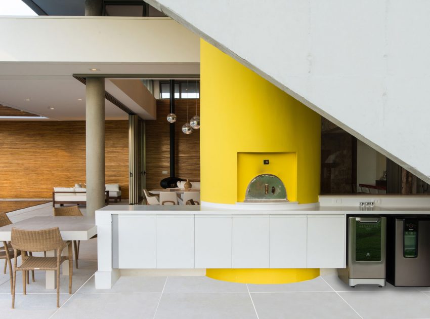 A Smooth and Elegant Contemporary Home with Stunning Views in Itupeva, Brazil by Gustavo Arbex (16)